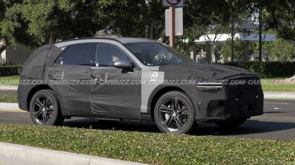 金诚无忧 增程电动版捷尼赛思 GV70 SUV 路测图曝光，方正前脸 + 全新尾灯